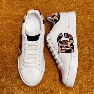 Zapatillas de diseñador de alta gama con tacón bajo, antideslizantes, transpirables y cómodas, con un diseño moderno y a la moda para hombre. - Product Image 1