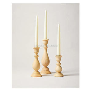 Hecho a mano de madera de mango, nuestro candelabro de pilar tiene el aspecto rústico de la madera flotante. - Product Image 1