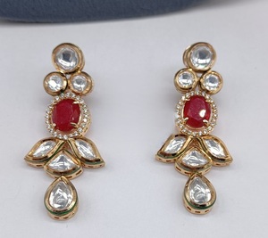 Boucles d'oreilles traditionnelles de haute qualité en or finition or avec pierres Kundan pour femmes et filles pour les mariages et les soirées - Product Image 2