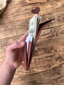 Portefeuille en cuir véritable fait main le plus vendu avec un design classique à deux volets et une finition lisse pour la durabilité disponible à la vente - Product Image 4