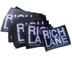 Etiqueta de cuello de ropa hecha a medida Logotipo lateral Etiqueta tejida Diseño de stock Etiquetas de tela personalizadas para prendas - Product Image 3