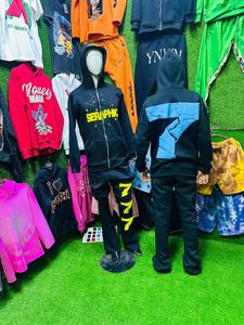 Sweat à capuche zippé et logo évasé est la sérigraphie ou l'impression bouffante et le logo de la capuche est le travail de logo en caoutchouc effectué par Tansy Industry - Product Image 3