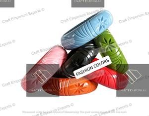 Brazaletes de resina y nácar hechos a mano elegantes y modernos con purpurina, tonos duales y joyería de moda Pantone para todas las estaciones - Product Image 4