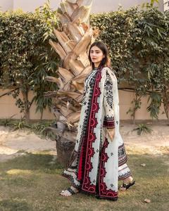 Ensemble haut, pantalon et dupatta en faux georgette pour soirée de créateur, avec broderie lourde de sequins et bordure en dentelle - Product Image 2