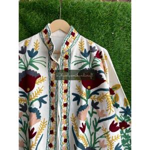 Veste courte à broderie florale Suzani pour femmes d'hiver à la main en tissu tricoté avec remplissage en coton et caractéristique respirante - Product Image 2