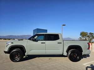 Tundra hybride TRD Pro HV CrewMax Cab 4WD d'occasion de 2022 - Product Image 5