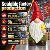 L'éclairage crée une lueur intérieure chaleureuse qui rend le gnome champignon à chapeau rouge visuellement attrayant après la tombée de la nuit en extérieur.