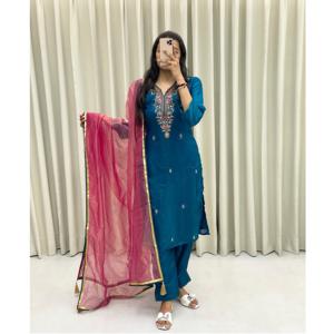Costumes pakistanais prêts à l'emploi avec décolleté élégant, parfaits pour le mariage et la fête, disponibles à des prix raisonnables. - Product Image 1