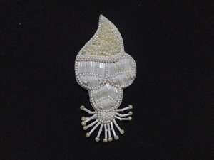 Broche brodée en perles en forme de Batman personnalisable pour les mariages et les cadeaux - Product Image 3