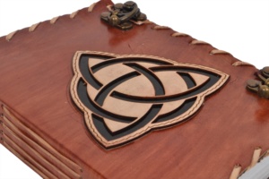 สมุดโน๊ตปกหนังแท้ดีไซน์แบบผูกปมทรินิตี้สมุดโน๊ตหรือไดอารีพร้อมด้วยทองเหลืองโบราณคู่พร้อมล็อก - Product Image 4