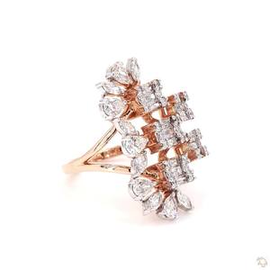 Bague élégante en or et diamants pour femme, idéale pour les mariages, les fiançailles, les soirées et le style quotidien. - Product Image 1