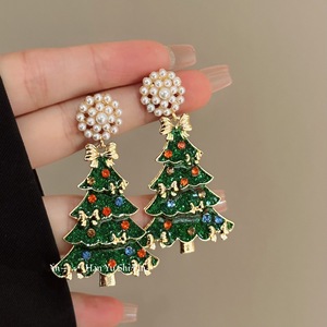 Orecchini Pendenti Evan a Forma di Albero di Natale per Donne, in Lega di Zinco Placcata Oro con Fiocco Smaltato, Perla e Strass, per Feste Natalizie - Product Image 2