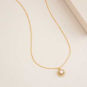 Collar con colgante de perlas de imitación floral - Regalo perfecto - Product Image 2