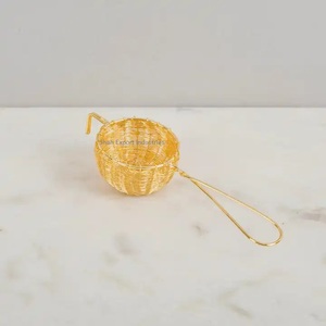 Passoire à thé en laiton fabriquée à la main avec longue poignée dorée pour les ustensiles de cuisine à la maison - Product Image 1