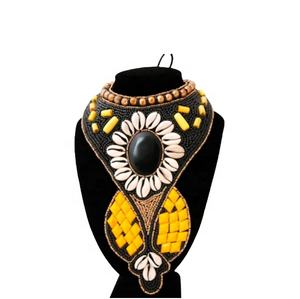 Cowrie Shell negro y amarillo cuentas de vidrio bordado africano collar de moda producto de Venta caliente Alibaba vendedor superior - Product Image 1