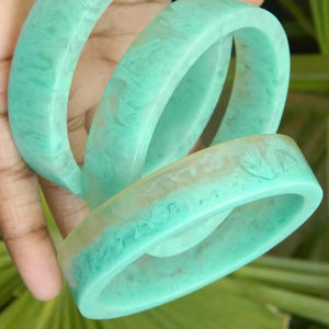 Brazaletes de moda de estilo étnico Retro americano europeo Pulsera de resina de color con tachuelas de diamantes Accesorio versátil - Product Image 1