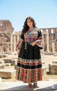 Majestuoso vestido bordado afgano tradicional negro con trabajo de espejo vibrante Patrones geométricos coloridos Cultural - Product Image 4