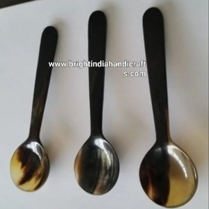 Cuillère de service en corne de buffle naturelle - Product Image 1