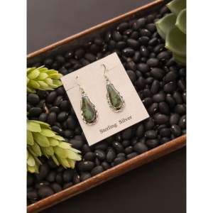 Pendientes Colgantes Hechos a Mano en Plata de Ley y Turquesa Negra Estilo Navajo con Forma de Gota de Agua - Product Image 3