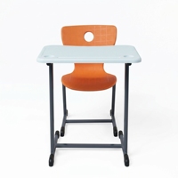 Bureau d'école commercial moderne ARSU, chaise colorée, plateau en bois blanc, design durable, pieds en métal en forme de T, finition thermolaquée, garantie 2 ans