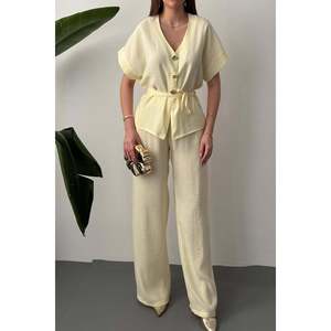Conjunto de Dos Piezas Modal con Detalles de Botones Amarillos - Amarillo - Product Image 4