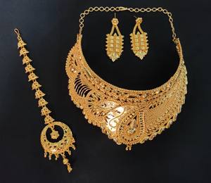 Prêt à Expédier Collier Boucles d'Oreilles en Plaqué Or 22K Parure Tikka avec Parure de Bijoux de Style Luxe au Design Unique à Vendre - Product Image 1