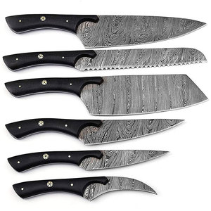 Ensemble de couteaux de cuisine élégants en acier Damas avec plusieurs tailles de lames pour couper en tranches et en dés dans les cuisines gastronomiques - Product Image 1