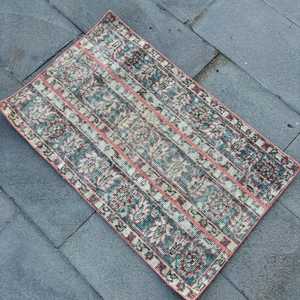 Alfombra Turca Vintage Pequeña de 1.8x3 pies, Azul y Roja a Cuadros, de Lana con Parches y Base de Látex - Product Image 4