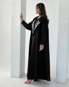 Vente en gros Abaya en satin de luxe personnalisée pour femmes Vêtements islamiques de haute qualité à manches volantées Taille libre conçue pour la petite soie - Product Image 5