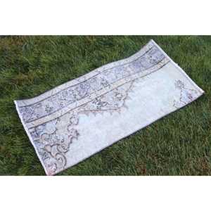 Petit tapis turc écologique vintage en laine blanche patchwork avec envers en latex 1,7x3,2 pi (51x98 cm) - Product Image 3