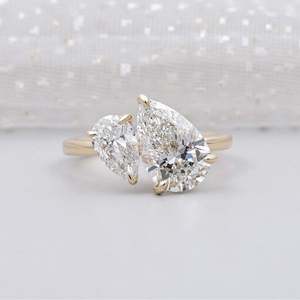 Anillo de Compromiso de Dos Piedras con Certificación IGI Toi Et Moi, Elegante Joyería de Diamantes - Product Image 1