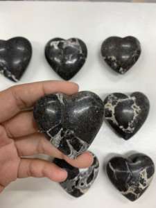 หินแบล็คแมมบาธรรมชาติรูปหัวใจขนาดเล็ก สำหรับเป็นของขวัญและสะสม หินบำบัดรูปหัวใจขัดเงาด้วยมือ - Product Image 4