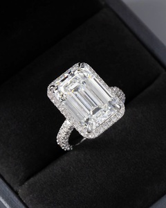 Anillo de compromiso de halo de diamante de moissanita de corte esmeralda de 12x8mm en plata | Joyería de Boda nupcial llamativa - Product Image 4