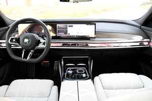 NOUVEAU BMW Série 7 735i 2026, 0 km, puissance inconnue, 6 cylindres, 5 places, transmission automatique - Product Image 2