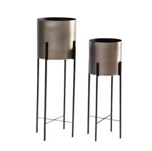 Maceta de flores artesanal de metal de último diseño con soporte para maceta de decoración interior y exterior - Product Image 1