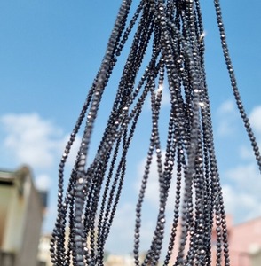 ลูกปัดเพชรโมอิสสีดำ2มม. ลูกปัดเหลี่ยมเพชรพลอยเม็ดกลมสร้อยคอเพชรเกรด AAA - Product Image 1