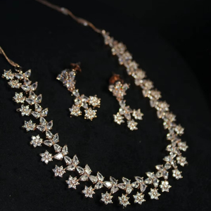 สร้อยคอทองเหลืองสวยงามไม่เหมือนใครและกำลังมาแรงในอินเดียประดับด้วยเพชร CZ และไข่มุกสีเงินสำหรับเจ้าสาวงานแต่งงานผู้จัดจำหน่ายสินค้าจำนวนมาก - Product Image 1