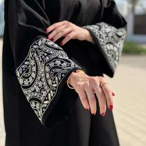 Petite Abaya en satin de luxe personnalisée pour femmes, vêtements islamiques d'inspiration Dubaï, manches à volants, matériel inspiré de la soie, vente en gros - Product Image 2