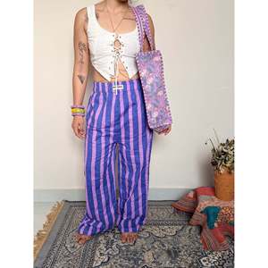 Pantalones Morados Suaves con Rayas Anchas, Tejido de Tela, Tabla de Tallas en la Descripción - Product Image 4
