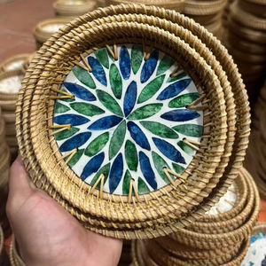 Plateau en rotin vietnamien élégant avec incrustation décorative en nacre pour la présentation sur table - Product Image 1