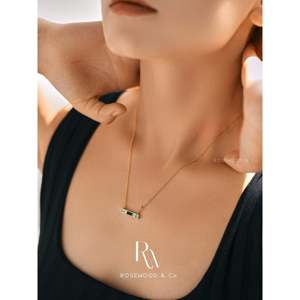 Collana con Ciondolo a Barra con Diamante Blu Taglio Baguette Placcata Oro 18K, Catena a Maglia Trendy, Regalo per Lei, Regalo per la Mamma - Product Image 2