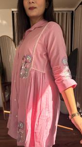 Conjunto de Cordón Bordado de Algodón Indio para Mujer |   Ropa de Oficina y Casual Modestas, Blusa de Manga Larga y Pantalón al por Mayor - Product Image 3