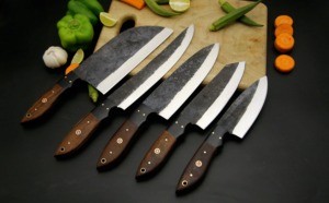Juego de Cuchillos Artesanales de Acero con Alto Contenido de Carbono, Mango de Madera de Palisandro, Acabado Pulido y Funda de Cuero - Product Image 3