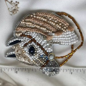 Broches Bordados con Cuentas de Semillas Hechos a Mano con Diseño de Logotipo Único, Broches Bordados con Cuentas de Semillas de glowin fashion - Product Image 1