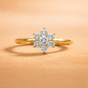 Anillo de compromiso sencillo chapado en oro y oro rosa de 18 quilates con diseño de girasol de Hallmark Trendy, con incrustaciones de plata en forma de número. - Product Image 1