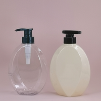 Vente en gros Bouteilles à presser plates en PET de 500ml personnalisées pour shampooing Gel douche Lotion Savon pour les mains Bouteilles en plastique emballage avec bouchon de pompe
