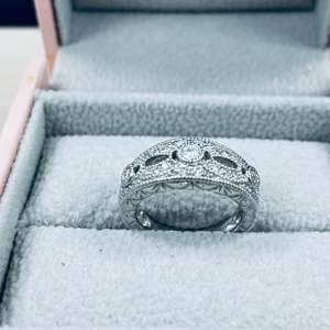 Patrón Millgrain Edge 0.40CT Redondo Corte brillante Aniversario Boda Banda 14K Oro blanco Micro pavé y bisel Set Anillo de diamantes - Product Image 4