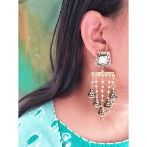 Boucles d'oreilles Jhumka multicouches oxydées Boho avec chaînes de perles et clous miroir Bijoux pendants indiens en or antique pour femmes - Product Image 2