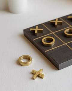 Jeu de Tic Tac Toe en bois à finition naturelle pour enfants et adultes, offrant une texture organique et stimulant la réflexion stratégique - Product Image 3