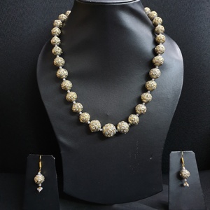 Collier de perles plaqué or antique fabriqué à la main avec boucles d'oreilles assorties pour femmes bijoux ethniques indiens - Product Image 1
